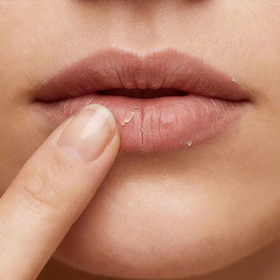 UN CEMENTERIO DE LABIALES EN TU CAJÓN